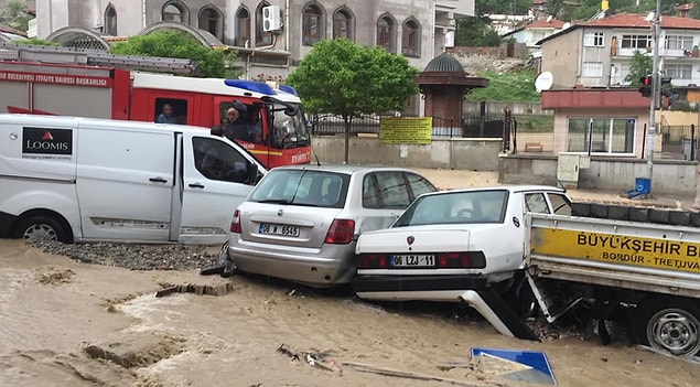 Mamak ilçesindeki Boğaziçi Mahallesi Neşet Ertaş Caddesi'ndeki seyir ve park halindeki araçlar, oluşan sel nedeniyle sürüklendi.