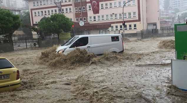 Caddeki iş yerleri de selden etkilendi. İş yeri sahipleri dükkanlarını temizleme çalışması başlattı.