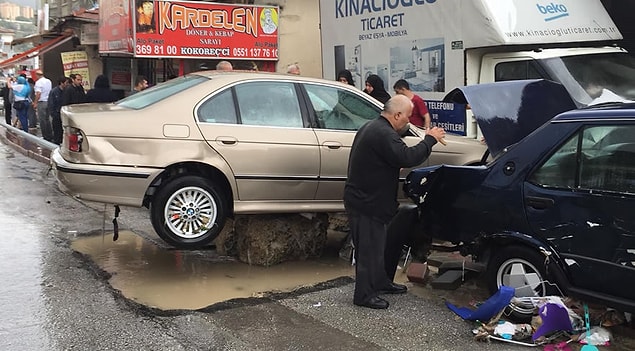 Sel sırasında elektrik telleri koptu, tellerden çıkan kıvılcımlar tehlikeli anlar yaşattı.