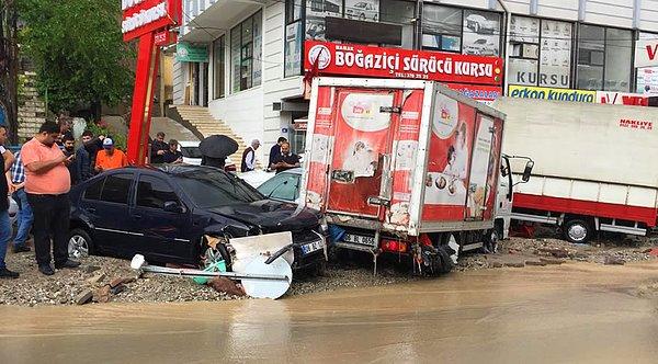 Mamak Belediye Başkanı: '10-15 dakika içerisinde ciddi bir afet yaşandı. 100'den fazla araç sürüklendi. Hasarlar tespit edilmeye başlandı'