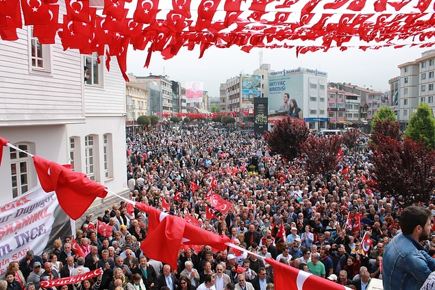 İnce'nin açıklamalarını televizyondan canlı izlemek isteyen vatandaşlar ise tepkiliydi.