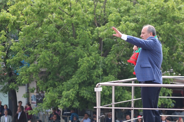 Mitingi canlı yayınlamayan tv kanalları sosyal medyanın gündemindeydi 👇