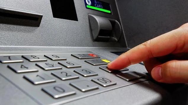 Bunun üzerine A.S.K., ATM’den çektiği bin lirayı ve Kayseri’ye gitmesi için aldığı otobüs biletini E.D.’ye verdi.
