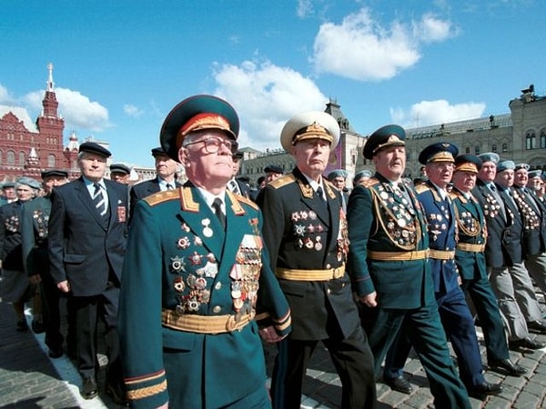 6. Когда состоялся последний пеший парад ветеранов ВОВ по Красной площади?