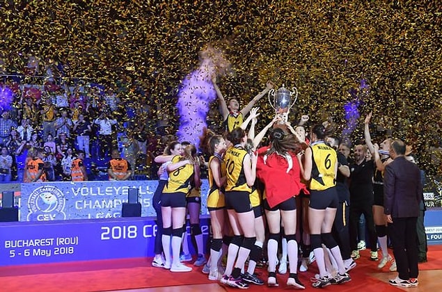 10. kez katıldığı Dörtlü Final'de şampiyon olan VakıfBank Kadın Voleybol Takımı, sosyal medyanın gündeminde👇