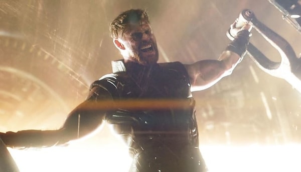 6. Новое оружие Тора — громобой (секира, совмещенная с молотом) — в комиксах принадлежало Бета Рэй Биллу, верному союзнику Тора.