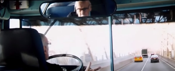 16. Ну и как же без Стэна Ли? Если вы вдруг не заметили, это именно он везет Питера и его одноклассников на экскурсию.