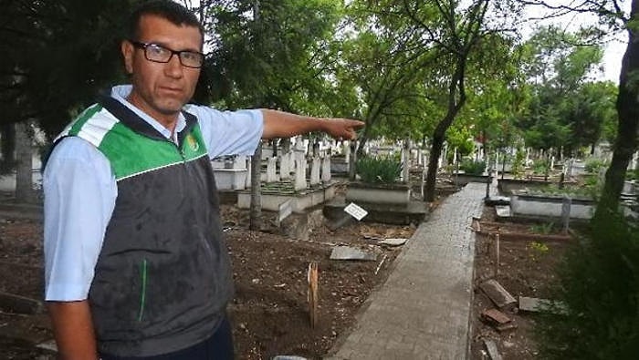 Mezarlıktaki Kızı İlk Gören Görevli Konuştu: 'Yardım Etmek İstedim, Karanlıkta Kayboldu'