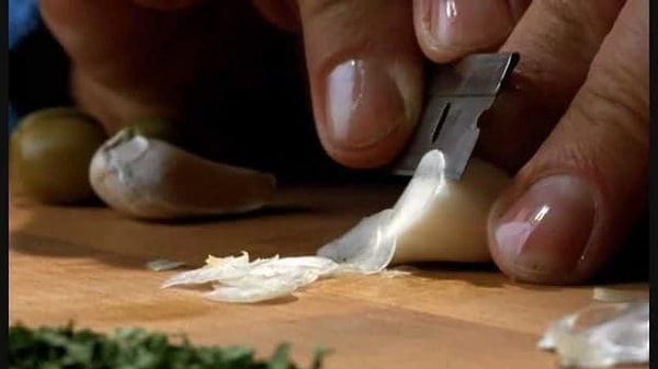 7. Откуда этот тонко нарезанный чеснок? Подсказка: это один из ингредиентов знаменитого итальянского соуса.