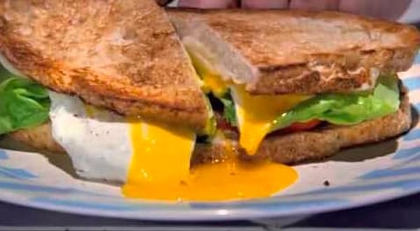 10. Что скажете по поводу этого сочного бутера? Подсказка: этот кажущийся простым на первый взгляд сэндвич на самом деле является блюдом от крутого шеф-повара.