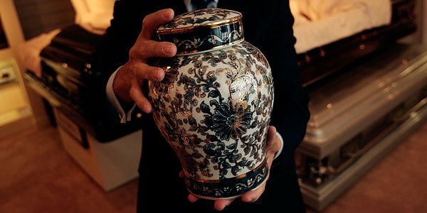 2. Когда тела кремируют, все металлические имплантаты, которые остаются от них, идут на переплавку для дорожных знаков.