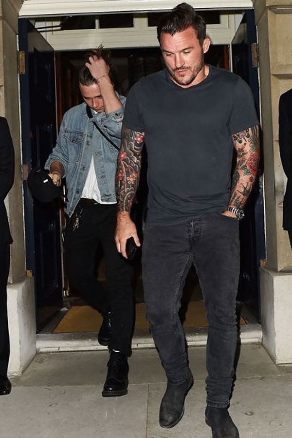 4. А юного Бруклина Бекхэма остается только пожалеть! На фоне своего мачо-бодигарда с нереальными тату мальчишка еще долго будет оставаться в тени :P