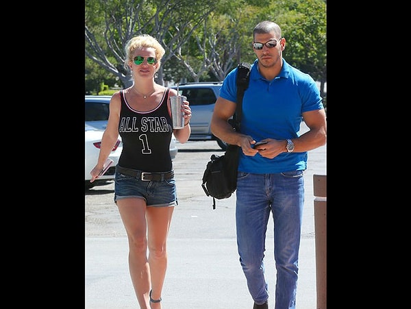 7. Бритни Спирс была бы не Бритни, если бы не выбрала себе в сопровождение такого сексуального парня. Вот как можно поверить в то, что между ними ничего нет? :D