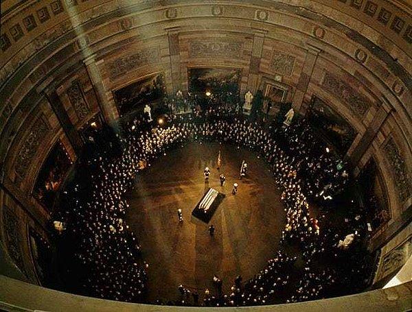 16. John F. Kennedy'nin Başkent'teki cenazesi