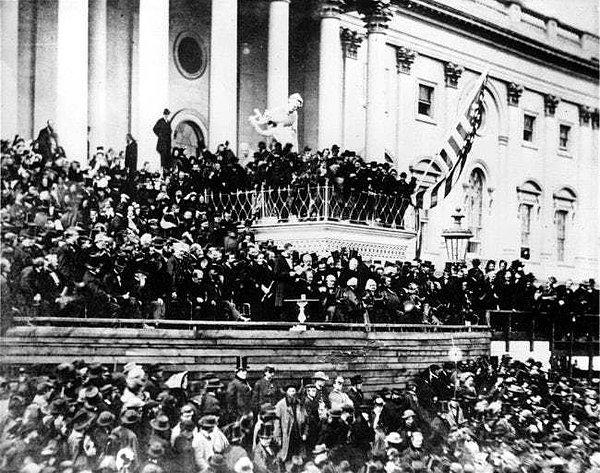 17. Lincoln'ün göreve ikinci kez başlayışı, John Wilkes Booth üst balkonda