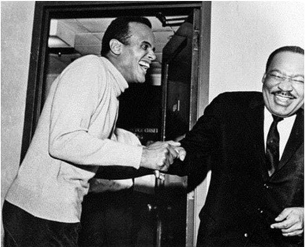 28. Harry Belafonte ve Martin Luther King, Jr. eğleniyorlar