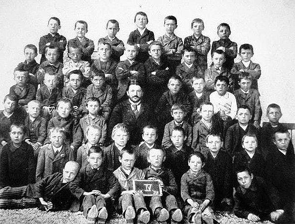33. Hitler 4. sınıfta (Üst sırada, ortada)