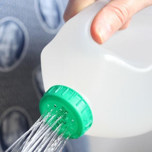6. Plastik bir şişenin kapağına delik açarak ucuz ve kullanışlı bir sulama kabı yapabilirsiniz.