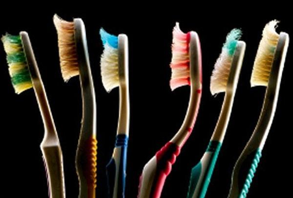 3. Çoğumuz yanlış diş fırçası kullandığımızın farkında bile değiliz.