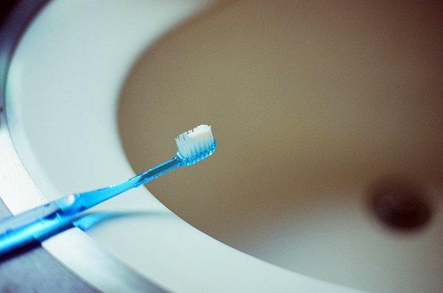 4. Diş fırçalarımızı tuvaletin fazla yakınında tutuyoruz.
