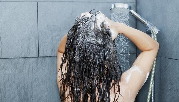 9. Saçlarımızı yıkarken tırnaklarımızla kafa derimize zarar vermemeliyiz.