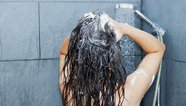 9. Saçlarımızı yıkarken tırnaklarımızla kafa derimize zarar vermemeliyiz.