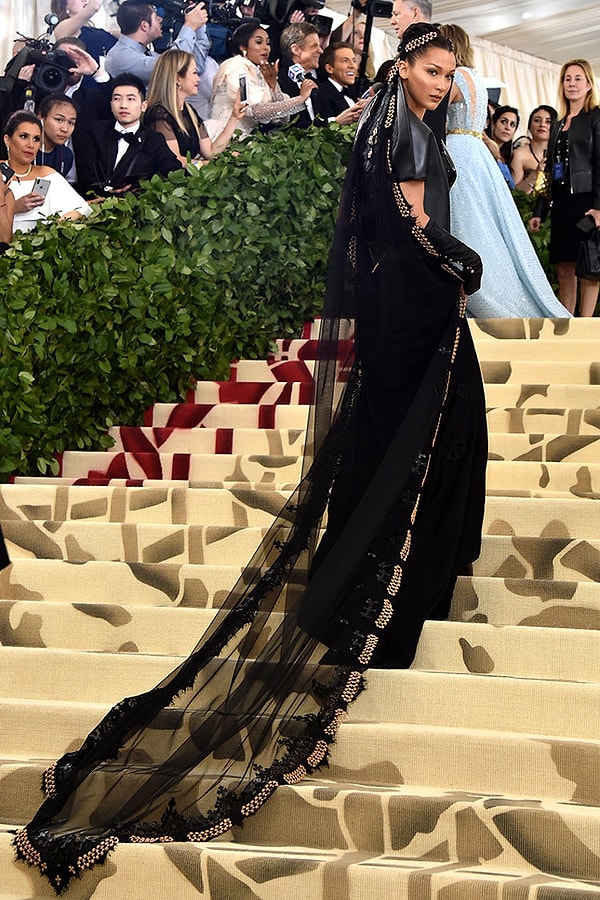 18. Белла Хадид в Gareth Pugh