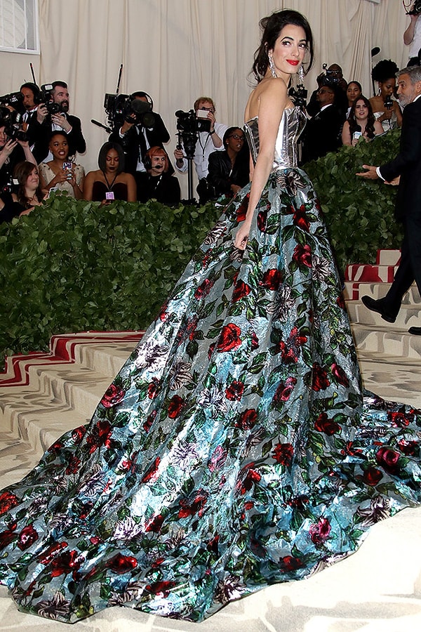 21. Амаль Клуни в Richard Quin