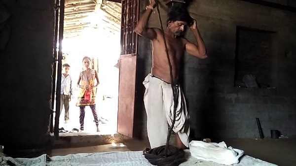 5. Савджибхай тратит по три часа на их мытье.