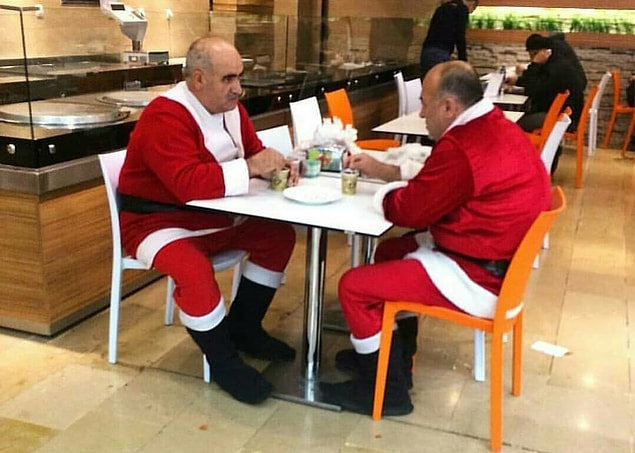 5. Noel Babalar da AVM'de yemek yer çünkü neden yemesin?