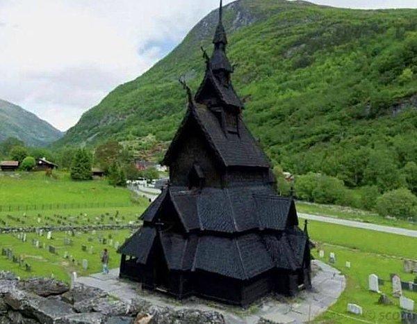 15. Norveç'teki bu kilisenin yapımında tek bir çivi bile kullanılmamış.