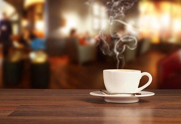 2. Kahve her zaman sabahların vazgeçilmezi değildi. 16. yüzyıl Mekke’sinde politik ayaklanmalara sebep olabilecek bir içecek olarak görülüyordu ve bir süre sonra yasaklandı.