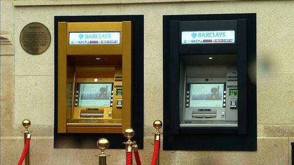 11. ATM’ler ilk piyasaya sürüldüğünde herkes onlardan nefret etti. Hatta New York’ta oldukça merkezi bir noktaya konulan bir ATM’yi 6 ay boyunca neredeyse kimse kullanmadı.