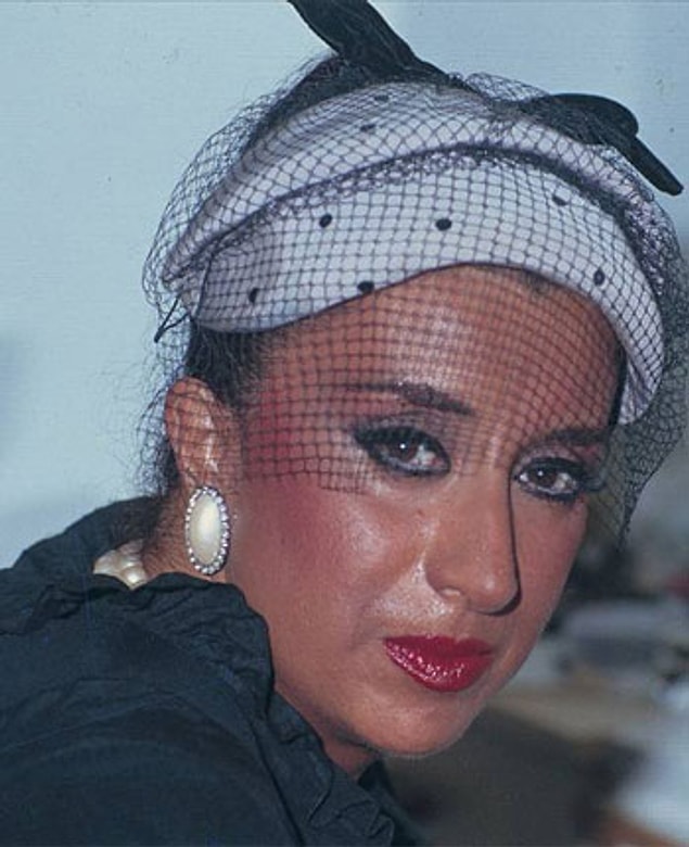 Ailesi tarafından el üstünde tutulan, terbiyesi bozulmasın diye sokakta oynamasına izin verilmeyen bir çocuk, o zamanlar nereden bilsin bu kadar parlak bir yıldız olacağını?