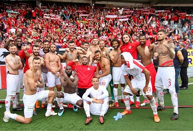 Antalyaspor Kulübü, taraftarların Gençlerbirliği maçında İzmir Marşı için 'siyasi slogan' ifadesini kullanarak marşın söylenmesini eleştirdi.