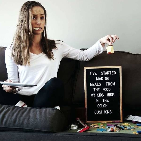 9. "Я начала доедать то, что мои дети прячут за диванными подушками"