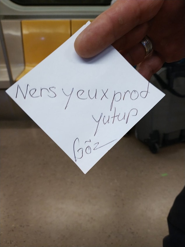 YouTube linki yazılı olan bu kağıt Türkiye'nin her yerinde geziyor. Oğluyla gurur duyan baba insanlardan şarkıyı dinlemeleri için destek bekliyor!