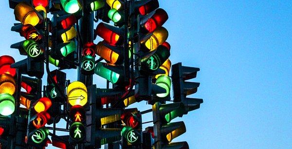 9. Yaşadığınız şehirdeki trafik lambalarını ve trafik kontrollerini gösterecek bir uygulama...