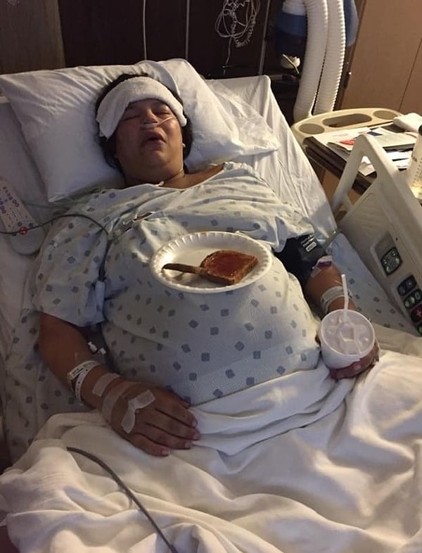 4. "Это фото сделано через 6 часов после появления на свет моих близнецов. Я заснула мертвым сном после потери крови и едва ли не собственной жизни"