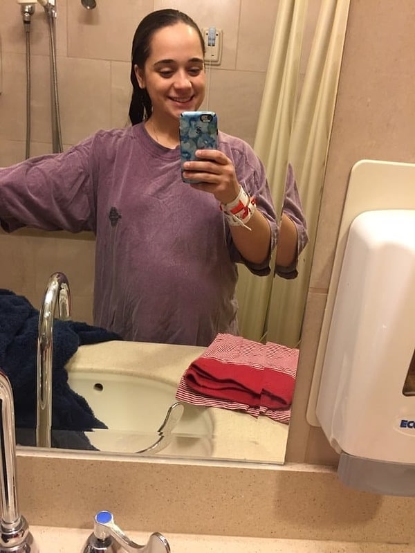 9. "Через 24 часа после родов я наконец смогла принять душ в своей палате. Живот все еще был круглым, как будто моему ребенку около шести месяцев"