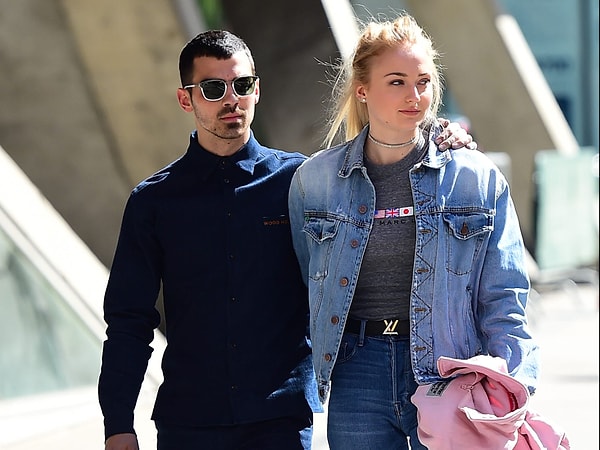 1. Ребята долго не могли воссоединиться, ведь столько работы!