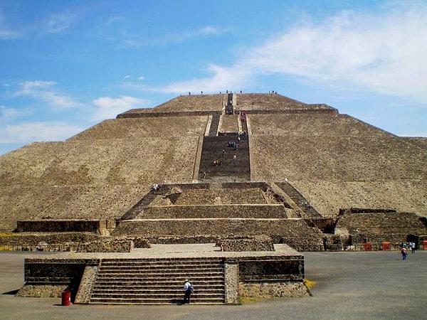 4. Dünyanın en büyük piramidi Cholula, Meksika’dadır.