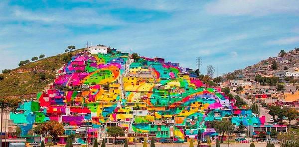 8. Meksika'nın Pachuca Bölgesi'nde suç ve  şiddet ile anılan Palmitas Mahallesi,  Meksika Hükumeti ile Germen Crew isimli sokak sanatçıları grubunun ortak çalışmasıyla rengarenk boyandı.