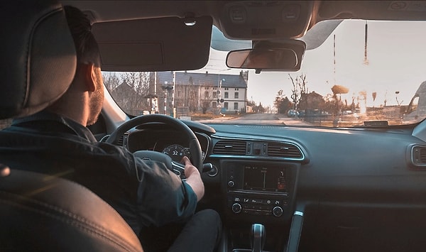 3. ...водит машину...