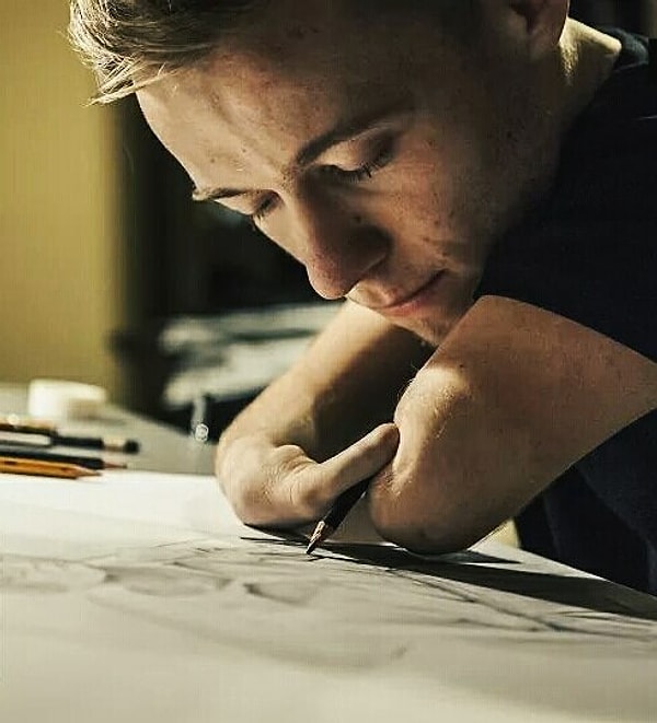 Просто поразительно, каких высот смог добиться этот человек, не имея рук! Он точно достоин уважения!