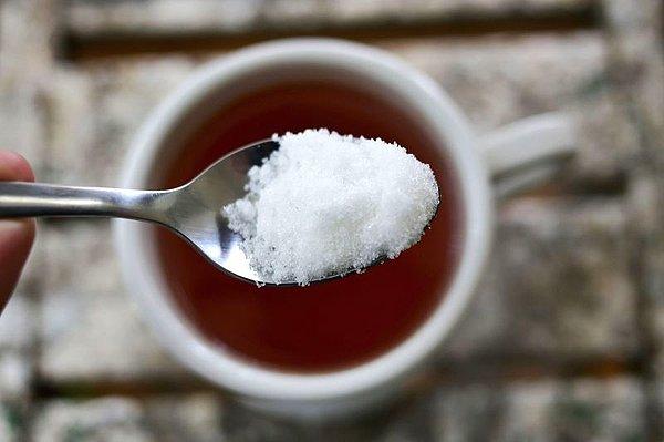 Çay şekeri olarak nam salan sakkaroz zehirlenme riski yaratan maddeler arasında vücudumuzun meyve şekerinden daha toleranslı olduğu maddelerden.