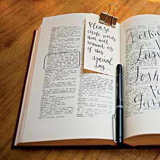 Davetlilerin not alması için defter