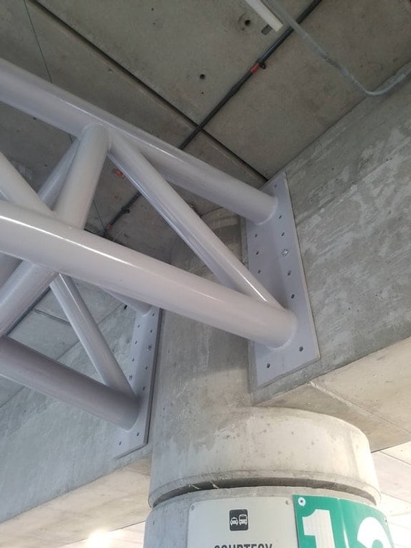 8. "На одном винтике, но зато как держится!" 😛