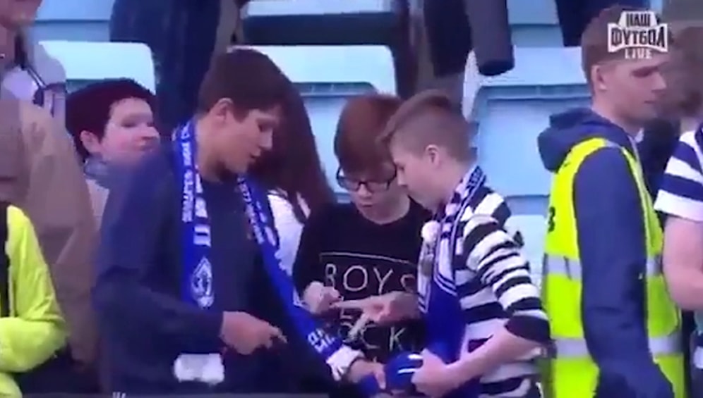 Tribüne Atılan Forma İçin Taş-Kağıt-Makas Oynayan Çocuklar