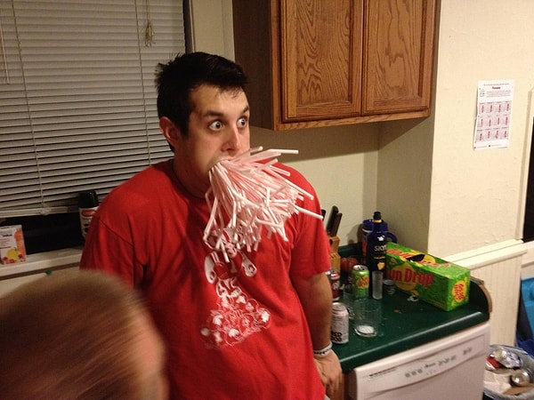 3. Выяснить, какое количество трубочек для коктейля помешается во рту